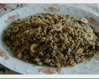 Coxas e sobrecoxas do fogo ao forno, acompanhadas de farofa de passas e maçã