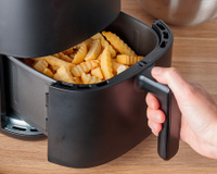 Larissa Amorim, nutricionista: "'Ah, eu vou comprar a batata já congelada e fazer na airfryer'. É menos pior, mas ela já passa por um processo de fritura para ser congelada. Então o que é o ideal?"