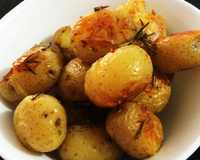 Uma pancada de sucesso: batata ao murro é o acompanhamento simples, mas diferente para fazer com o ingrediente que todo mundo adora