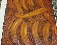 Bolo invertido de banana caramelada de liquidificador