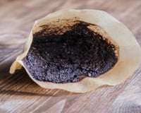 Descartar borra de café usada no vaso sanitário: para que serve e por que é recomendado fazê-lo uma vez por semana