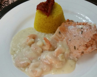 Salmão ao molho branco de camarão