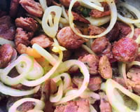 Linguiça acebolada com orégano