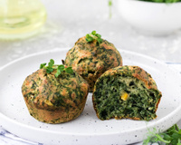Nem farinha, nem fritura: passo a passo para fazer bolinhos de espinafre com 4 ingredientes de uma forma mais saudável