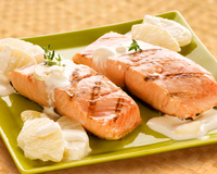 Peixe grelhado com molho de abacaxi