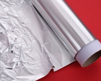 Por que tantas pessoas envolvem o braço com papel-alumínio à noite? A resposta vai te surpreender!