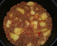 Carne moída com batata rápida e saborosa