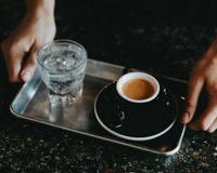 A verdadeira razão pela qual você deveria tomar café com um copo de água como fazem na Itália, e o que fazemos de errado no Brasil