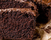 Por que alguns cozinheiros colocam café no bolo de chocolate? TudoGostoso explica como o truque pode transformar a receita