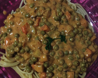 Macarrona de salsicha ao molho de tomate e creme de leite