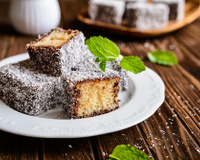 Lamingtons: receita dos bolinhos cobertos com chocolate e coco