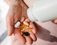 Adeus vitaminas se tomar errado: o horário certo, com comida ou de estômago vazio, saiba como ingerir vitamina B12, D e outros suplementos