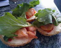 Bagle aberto com frango rápido e levinho