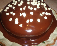 Bolo de laranja com cobertura trufada e gotas de chocolate branco