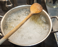 Eu sempre fazia isso errado na cozinha: descobri no TudoGostoso por que colocar uma colher de pau sobre a panela