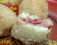 Bolinho de arroz com batata recheado de queijo