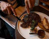 Regra dos 5 minutos que quase ninguém segue é o motivo do bife duro e seco