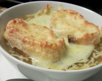 Sopa de cebola cremosa gratinada: truque da minha avó deixa essa receita fantástica ainda mais especial