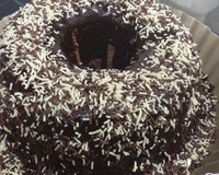 Bolo de chocolate de microondas com calda de falso brigadeiro