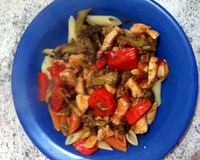 Penne com brócolis, cenoura e peito de frango