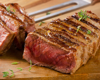 Sabe o que é o líquido vermelho da carne?