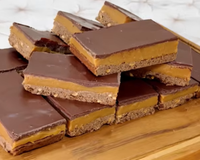 Eu sou tão louca por essa torta escocesa quanto o Pica-Pau: massa crocante, caramelo cremoso e chocolate, é uma sobremesa dos deuses!