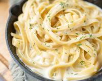 Faço esse molho branco para macarrão todo Dia dos Namorados e é sucesso todas as vezes: fácil e rápido, conquiste seu amor com essa receita!