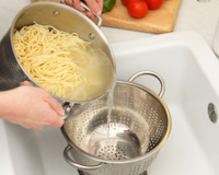 Todos sempre escorrem o macarrão na pia, mas aqui está por que isso é uma das piores ideias já tidas