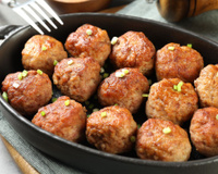 Patinho caro não é problema aqui em casa: compro filé mignon suíno para fazer as melhores almôndegas da vida (são suculentas, saborosas e bem levinhas!)