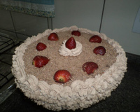 Bolo de chocolate com morango trufado - fácil e econômico