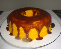 Bolo de cenoura com calda de chocolate de microondas