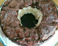 Pudim gelado com calda de chocolate