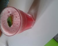 Suco refrescante de melancia com hortelã