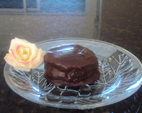 Alfajor de chocolate com recheio de creme de avelã