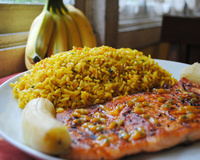 Salmão grelhado ao molho de maracujá com banana assada