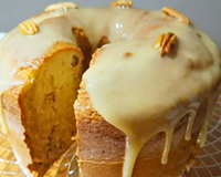 Receita do caderno da vovó: bolo de nozes com calda de leite condensado, perfeito para servir com cafezinho