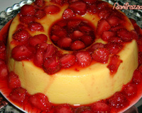 Brigadeirão de chocolate branco com calda de morango