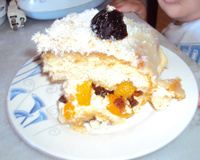 Bolo com recheio de ameixa e pessêgo da mamãe Cida