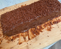 Bolo de chocolate com cobertura