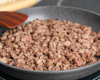 Por que é preciso cozinhar carne moída com bicarbonato de sódio: o que isso significa?