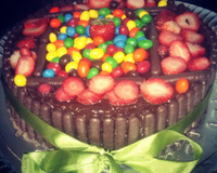 Bolo de chocolate com recheio de morango e palitinhos