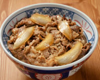 Jogo do Brasil na hora do almoço? Essa receita de picadinho japonês suculento e fácil de fazer vai salvar o seu dia!