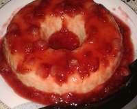 Pudim de chocolate branco com calda de morango