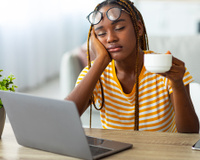 Por que você não deve tomar café puro na ressaca e o que beber no lugar