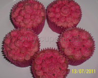 Cupcakes de frutas vermelhas cobertos com chantilly de morango