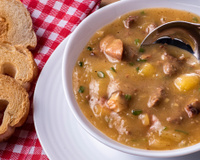 Basta o clima mudar um pouquinho que eu já faço esse caldinho de mandioca delicioso da minha avó: dá vontade de comer a panela toda em uma noite