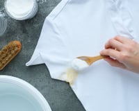 Flávia Ferrari, especialista em dicas domésticas, revela: "A proporção exata de sal e bicarbonato para remover manchas amareladas das roupas brancas."