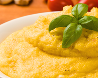 O truque de vó para fazer a polenta mole mais cremosa e saborosa que você já provou
