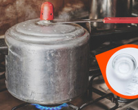 Poucas pessoas sabem, mas aprendi com a minha avó: algumas gotas de vinagre limpam a panela de pressão sem esforço