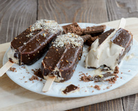 Sorvete de baunilha com casca de chocolate: 4 ingredientes